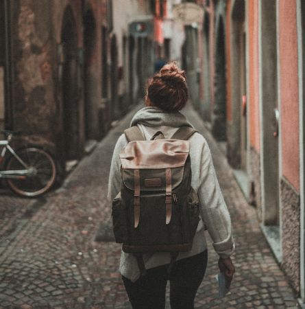 Frau spaziert durch die Stadt